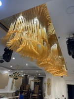 Bộ đèn chùm ống thủy tinh cong PL039, mâm hình chữ nhật inox gương vàng, 744 ống thủy tinh hổ phách, 92 mắt COB dimmer 3 màu có điều khiển xa, KT(mm): L6400 x W1350 x H800