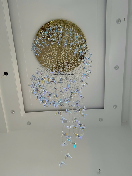 Đèn chùm Bướm pha lê cao cấp 064PL mâm inox sơn tĩnh điện màu trắng sữa, gồm 200 bướm pha lê mix 2 cỡ to và trung, thả dáng xoắn ốc, dây đính hạt cườm, 28 đèn COB, L40 dimmer 3 màu có dk xa KT(mm): 1500 x 4500