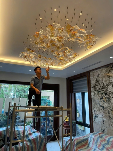 Bộ đèn chùm nghệ thuật PL030, gồm 100 lá phong, 22 đèn led COB 3 màu dimmer D40 có điều khiển xa, không mâm , KT(mm): 4000 x 3200 x 700