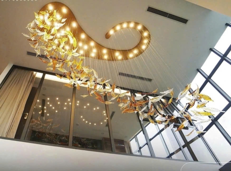 Đèn chùm pha lê thả thông minh PL045 nòng nọc, 180 lá lông vũ, 20 mắt led D55, mâm inox gương vàng, KT(mm) 3000 x 1250 x H3800