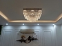 Đèn chùm pha lê thả thông minh PL024 gồm 3 tầng thanh tam giác trắng, hạt D40 đèn led COB dimer 3 màu có điều khiển xa, mâm inox gương trắng hình chữ nhật, KT(mm): 1500 x 600 x 450