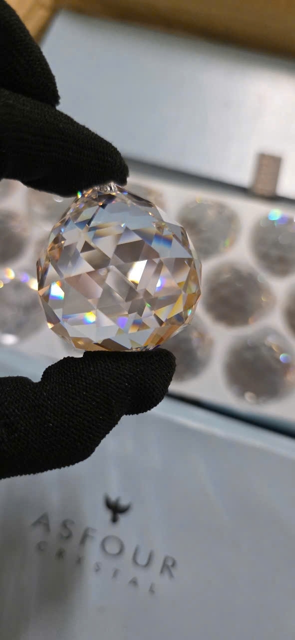 Đèn chùm pha lê thả 3 tầng PL024 gồm mâm inox 304 tròn gương trắng, 278 hạt D40 Asfour, thanh pha lê dài 150mm, đèn 3 màu dimmer, có điều khiển xa, KT(mm): V1000xH450