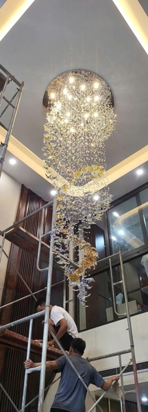 Đèn chùm Bướm pha lê cao cấp 064PL1 gồm 120 bướm dây pha lê, 27 lá phong, mâm tròn inox gương 8K màu trắng, 12 đèn dimmer COB thấu kính L55 3 màu có điều khiển xa, KT(mm): D1000 x H3000