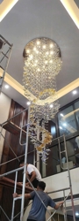 Đèn chùm Bướm pha lê cao cấp 064PL1 gồm 120 bướm dây pha lê, 27 lá phong, mâm tròn inox gương 8K màu trắng, 12 đèn dimmer COB thấu kính L55 3 màu có điều khiển xa, KT(mm): D1000 x H3000