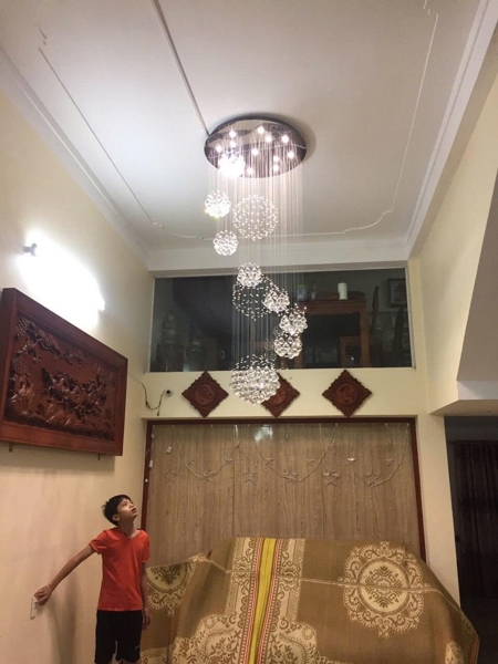 Đèn chùm pha lê thả thông minh PL008,Mâm tròn Inox gương trắng, pha lê cầu xoắn ốc,KT(mm): D800 x H3800