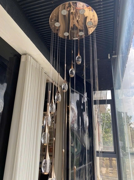 Đèn chùm thông tầng TH524B gồm mâm chữ nhật inox gương vàng, 90 đèn giọt lệ, KT(mm): L1200xW550xH13000