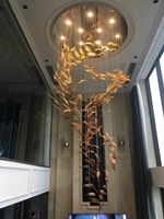 Đèn thông tầng dimmer lá lông vũ cao cấp PL045 gồm mâm inox tròn gương trắng, 17 đèn dimmer D40, 150 lá lông vũ trắng lẫn và lá hổ phách, KT(mm): D1200 x H4000