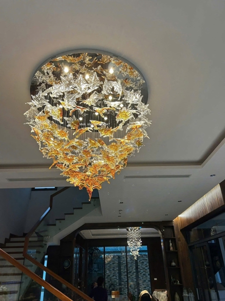 Đèn chùm pha lê thả thông minh PL030 gồm 70 lá phong, mâm tròn inox gương vàng  , 12 mắt COB 3 màu D40 có điều khiển từ xa, KT(mm): D800xH600