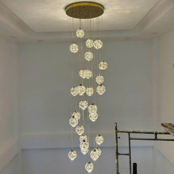 Đèn thông tầng nghệ thuật cầu 540TH gồm mâm inox gương vàng, 36 đèn thả tích hợp led 3 màu, KT(mm): D1000xH3000