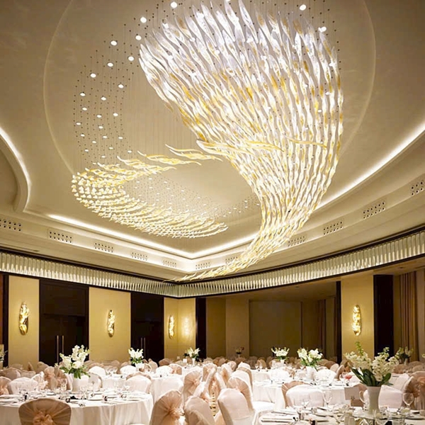 Bộ đèn chùm lá lông vũ 045PL cao cấp 2 dải lượn sóng, không mâm, bản in A0, gồm 636 lá lông vũ chia phối 2 màu hổ phách đậm, hổ phách nhạt, 38 Đèn dimmer 3 màu COB có điều khiển xaKT(mm): 10260 x 3130 x 3000