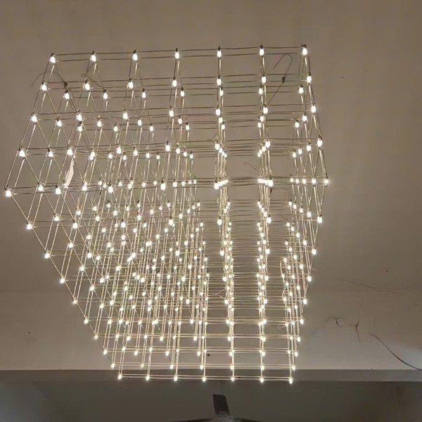 Đèn chùm nghệ thuật khối hộp tích hợp led 111PL kích thước trong ô 24.2m x 10.2m, chiều cao đèn 0.6m