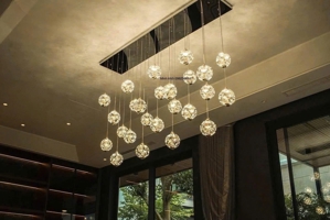 Bộ đèm chùm TH540 gồm 20 trái tích hợp led, thả tự do, mâm chữ nhật bo góc inox gương vàng, KT(mm): 1750 x 200 x 1000