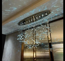 Đèn chùm pha lê thả thông minh PL064 gồm 39 bướm pha lê dây có đính hạt pha lê bát giác , 4 mắt COB dimmer có điều khiển xa, mâm hình chữ nhật inox gương trắng, KT(mm):1200x200x1600