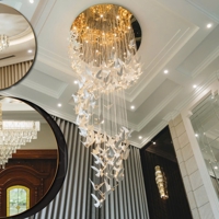 Đèn trang trí chim sứ mạ vàng 063PL5, có 168 con chim 063tt5 ( 68 con dùng cáp quang, 100 con dùng bóng G4 3 màu), mâm inox gương vàng có 18 mắt COB dimmer D40 có điều khiển ,KT(mm):1500x4300