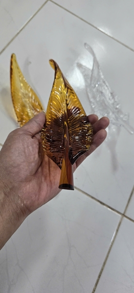 Bộ đèn chùm lá lông vũ PL045 gồm mâm chữ nhật inox gương vàng, 18 mắt COB dimmer D40 có điều khiển xa, 140 lá lông vũ chia 3 màu: trắng,hổ phách đậm , hổ phách nhạt.KT(mm): 1600x800x3900