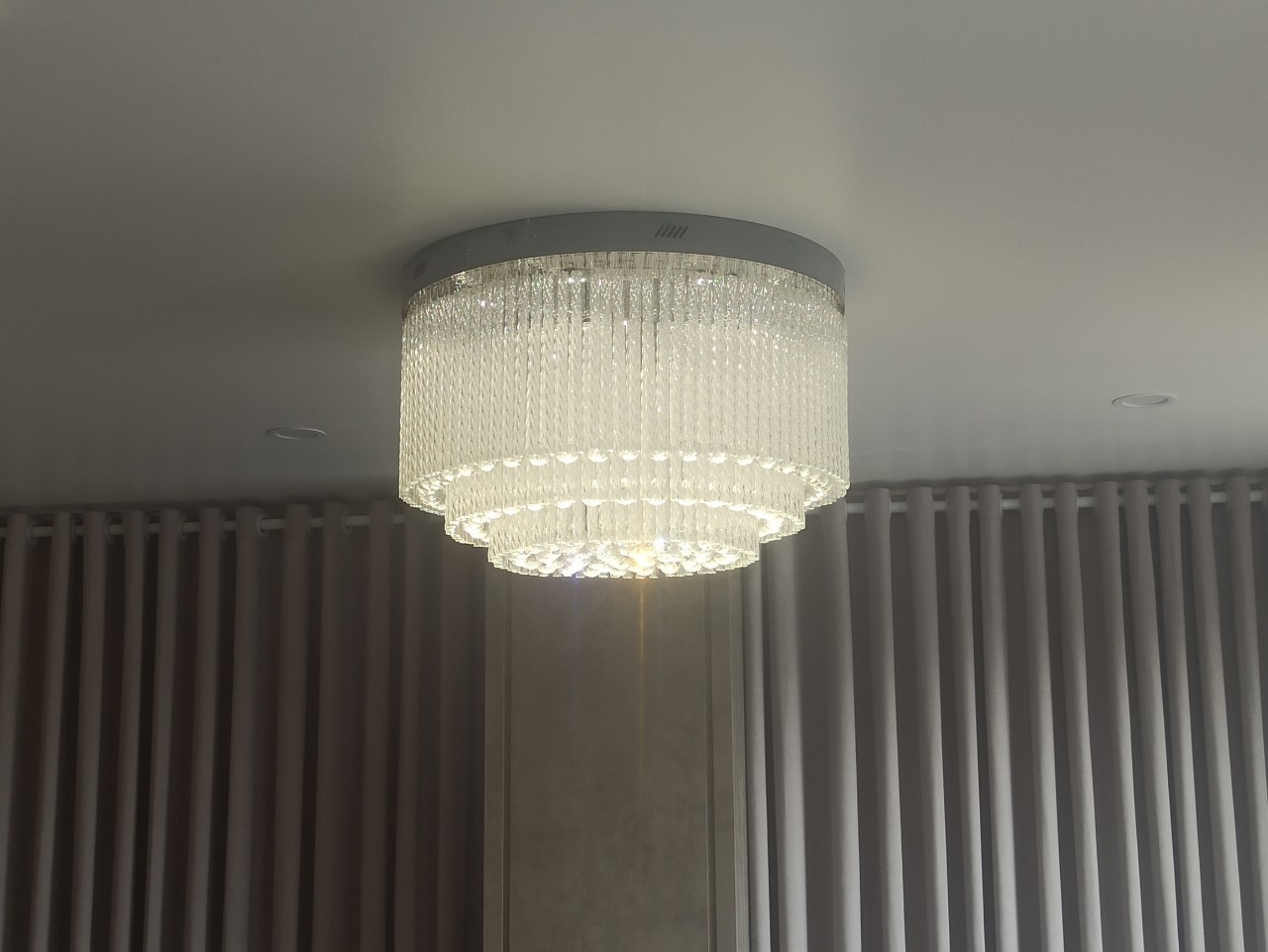 Hình thực tế lắp đặt đèn PL024 3 tâng pha lê hình 01