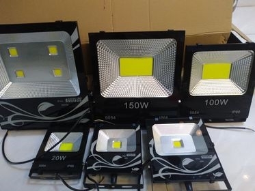 Đèn pha công suất 150w , ánh sáng trắng , KT(mm) : 345 x 310 x 80