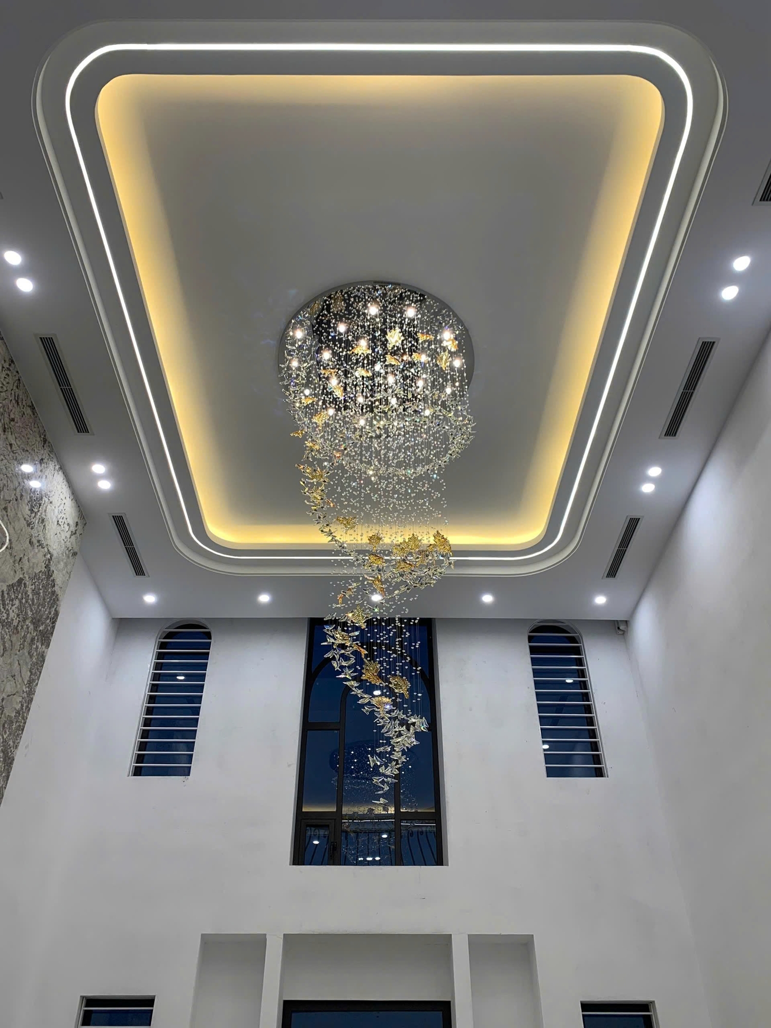 Đèn chùm pha lê cao cấp 064PL2 Vũ Điệu Hồ Điệp Ánh Hổ Phách gồm 179 bướm pha lê, treo dây hạt pha lê, 25 lá phong hổ phách, 17 đèn dimmer COB D40 3 màu điều khiển xa, mâm tròn inox gương vàng, KT(mm): D1000 x H2300
