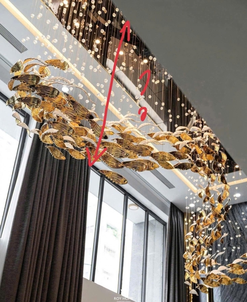 Bộ đèn chùm 114PL gồm mâm vàng chữ S, 700 lá và 70 đèn dimmer 3 màu COB lỗ khoét L55 có điều khiển xa, KT(mm): 5000*1900*2500