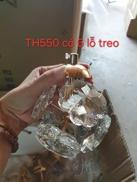 Đèn thả hoa cẩm tú cầu pha lê TH550, đèn gồm 8 hoa pha lê, tích hợp led 3 màu, 220V, chưa dây, chưa đế, KT(mm): 100 x 130