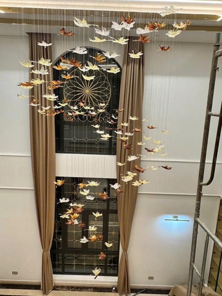 Bộ đèn chùm nghệ thuật PL030 gồm 74 lá, 15 đèn dimmer 3 màu L55, mâm tròn inox gương vàng, KT(mm): 1200*3000