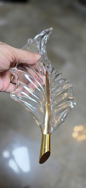 Đèn chùm lá phòng khách dimmer cao cấp , mâm inox gương trắng , 100 lá lông vũ cuống mạ vàng chia 2 màu, 18 Đèn dimmer 3 màu có điều khiển xa KT{mm} D1000 x H2800