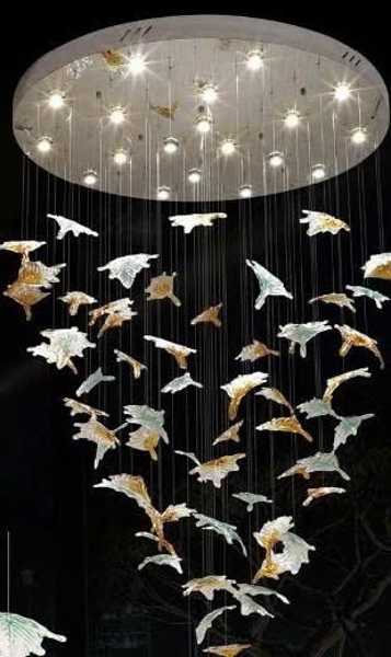 Bộ đèn chùm nghệ thuật PL030 gồm 90 lá phong (60 lá vàng, 30 lá trắng), 30 đèn âm trần, mâm tròn inox gương trắng, KT(mm): 1000*3200