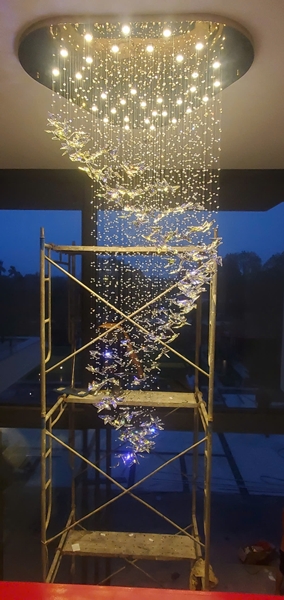 Đèn chùm pha lê thả thông minh PL064 120 bướm pha lê + hạt pha lê nhỏ trắng,17 led cao cấp 6W ,inox gương vàng hình tam giác bo tròn, KT(mm): T1000 x H3000