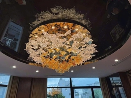 Bộ đèn chùm nghệ thuật PL030 gồm 180 lá phong, 18 đèn dimmer 3 màu L40, mâm tròn inox gương trắng, KT(mm): 1200*800